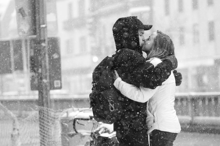 couple kissing