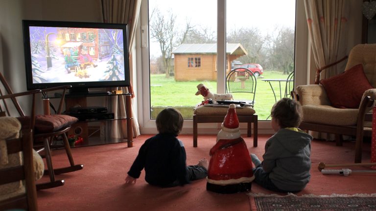 Children watching TV (cropped)