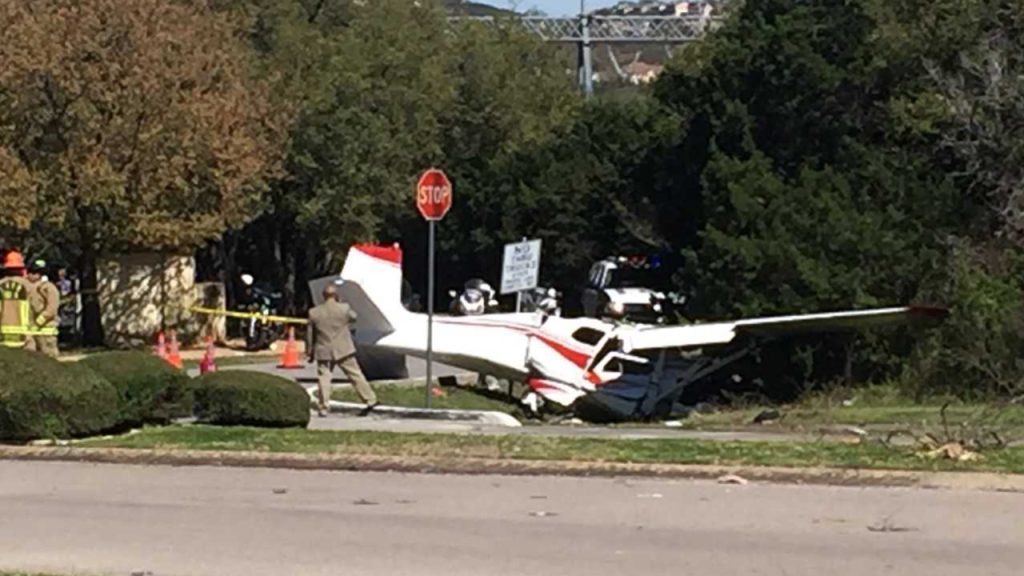 Small plane crash at Lakeway Blvd